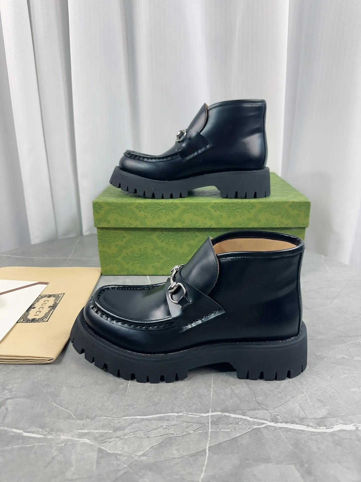 Men's shoes 💰620💰 New model from Gucci, double GG groove thick-soled loafers. The original version is made 1:1. Super beautiful quality, classic model at the counter. ❶Upper: original open-edge beaded cowhide ❷Inner lining: water-dyed cowhide ❸Feet: water-dyed cowhide ❹Outsole: ultra-light original sole ❺thick sole heightening: 3.5cn ❻Packing: original packaging ❼Number: 35-42 (41 41 customized, non-refundable) Men's model: 38-46 (45, 46 customized, non-refundable)